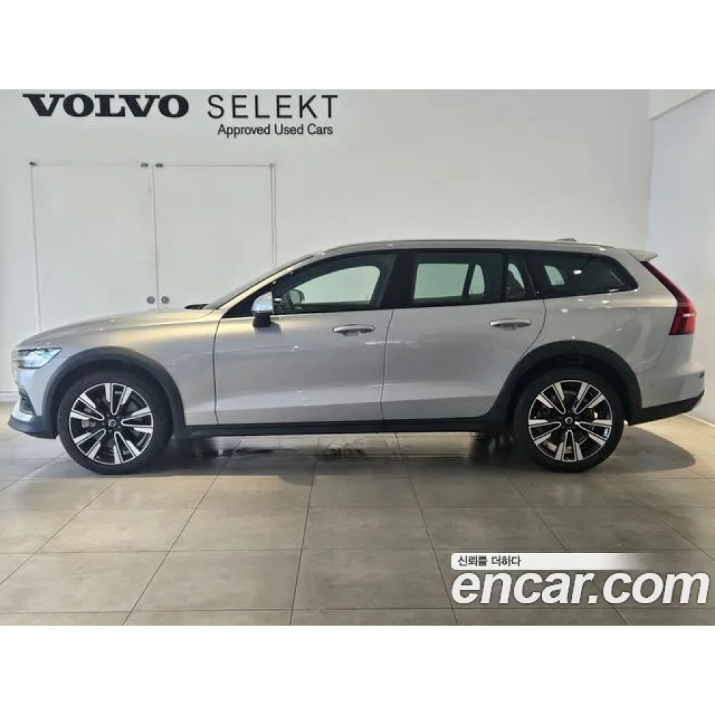 Volvo V60 2023 г.